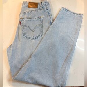 Levi Jeans Straight- 27x31 in great condition.